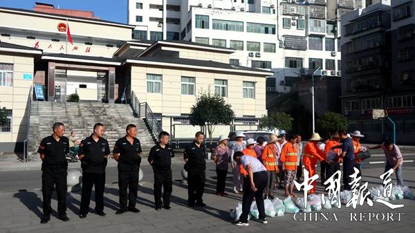 朱杨镇|江津区朱杨镇夏日送清凉 滴滴关爱润心田