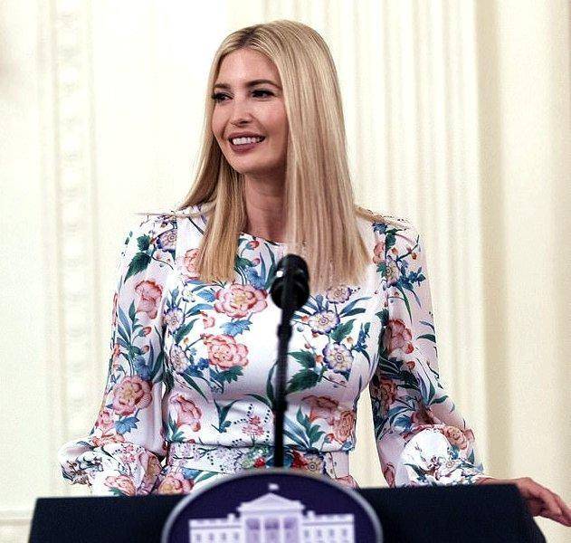 原创特朗普大女儿又发福了!穿碎花裙身材太丰满,配180高个虎背熊腰