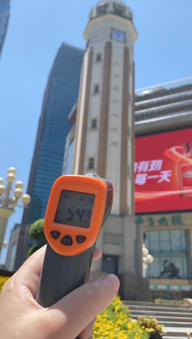 直逼70暴走6小时实拍高温下的重庆这些地方依然人从众