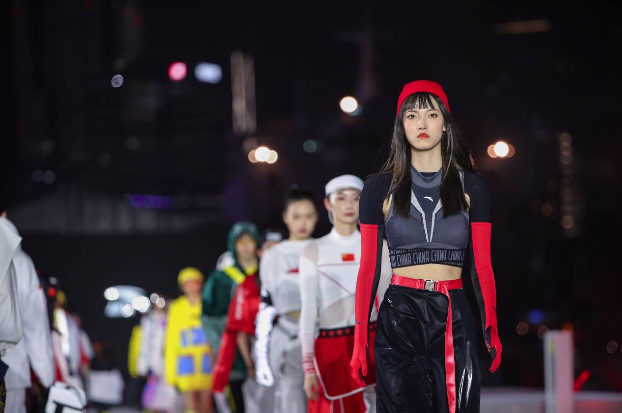 安踏发布北京2022年冬奥会特许商品国旗款运动服装