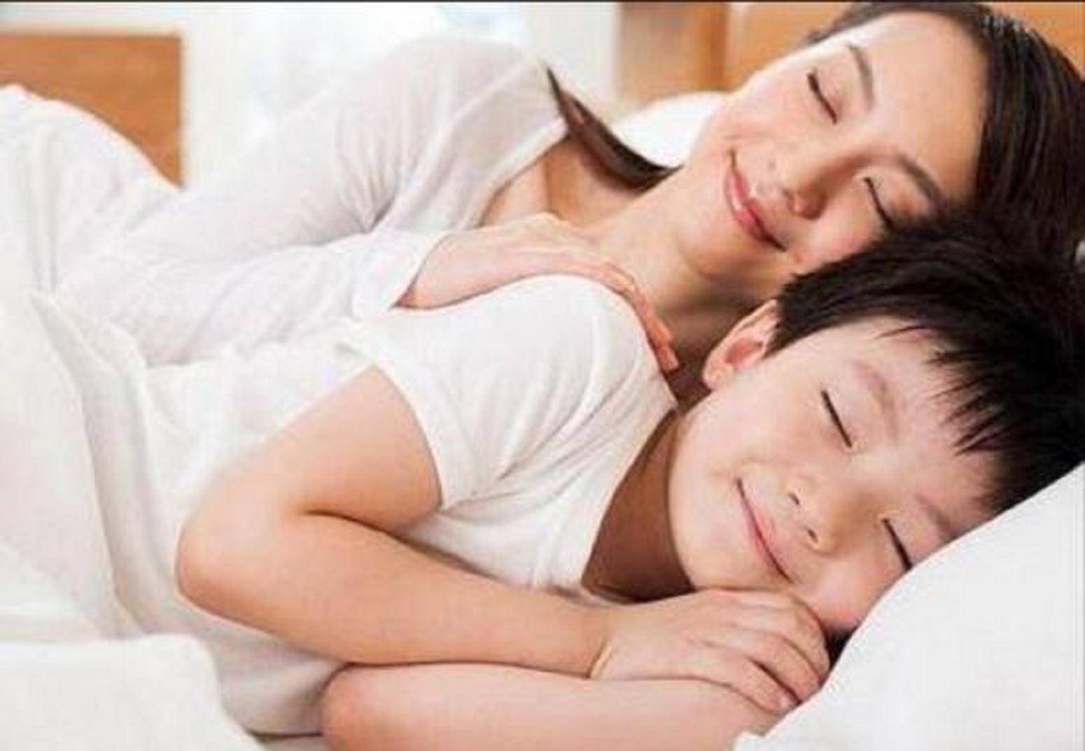 儿子太黏妈?提防"恋母情结",到这个年纪,就该保持距离了