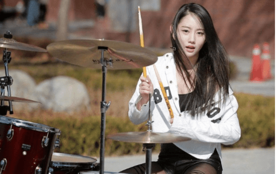 原创还记得最美鼓神吗曾因颜值红极一时今落魄酒吧走穴捞金