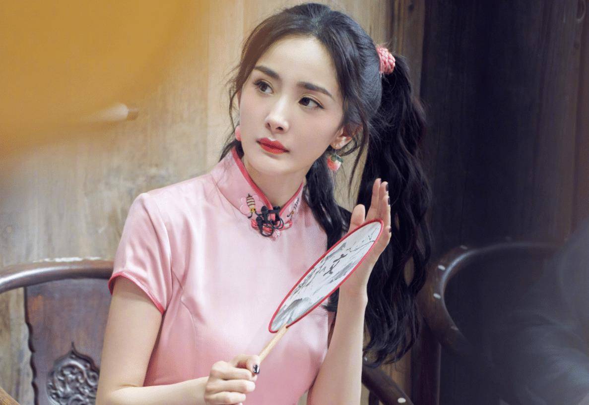 杨幂穿旗袍跳《无价之姐》,镜头特写舞蹈动作,这身材我没看错吧