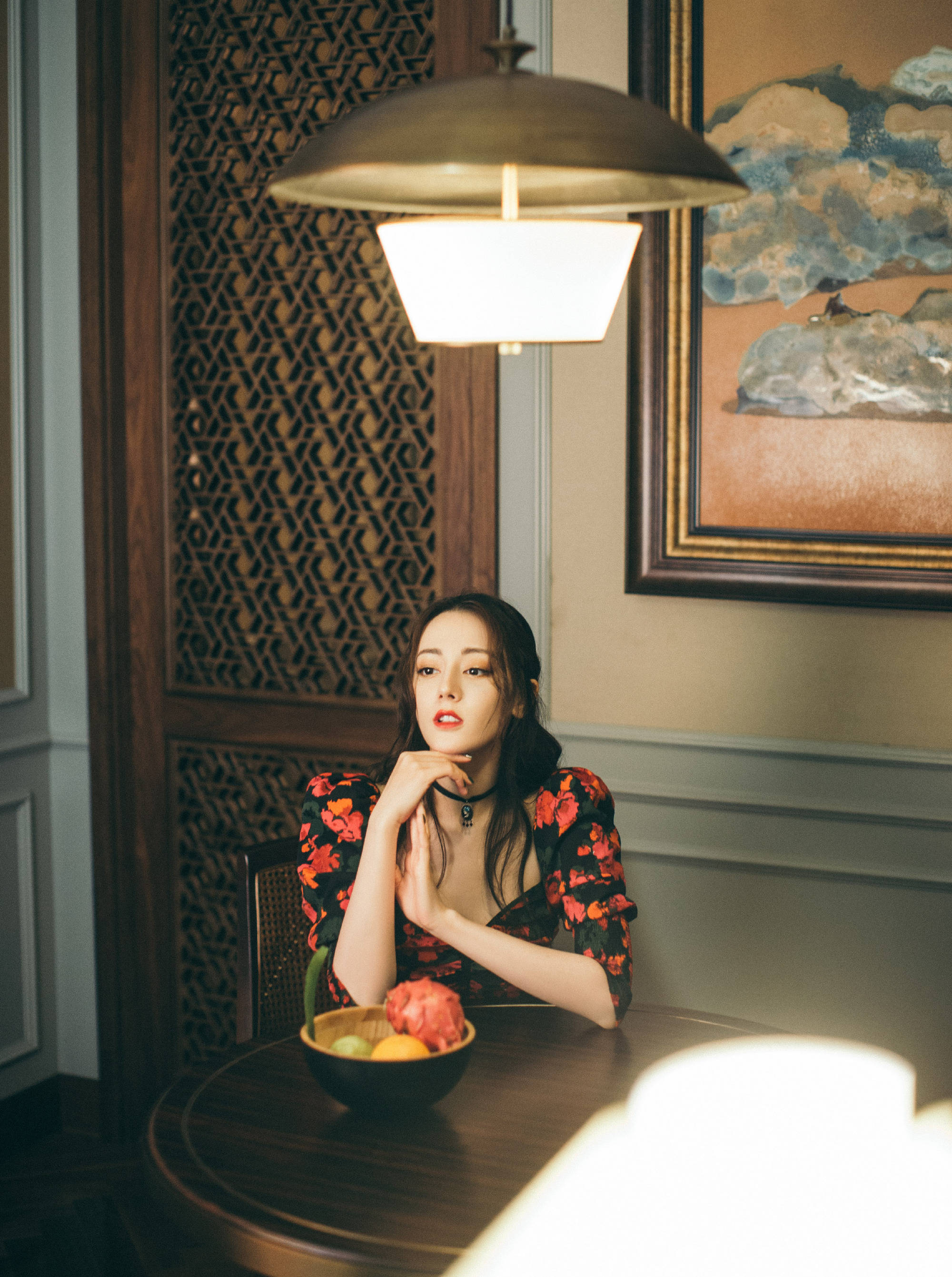 迪丽热巴穿复古印花连衣裙好优雅 慵懒仿佛画中人