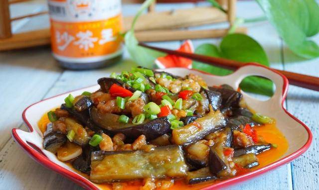 原创美食严选:香辣羊肉,蛋酥香蕉卷,双椒烧茄子,清香蔬菜汤的做法