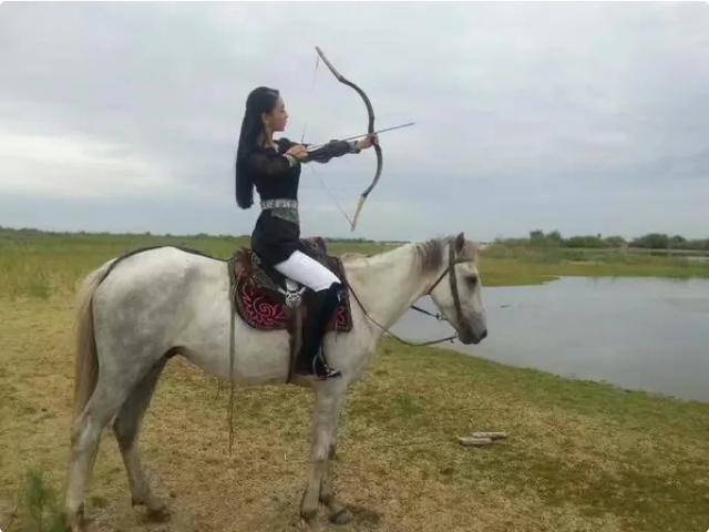 还有一张佟丽娅骑马射箭的照片,不仅身材婀娜多姿,弯弓搭箭的时候也是