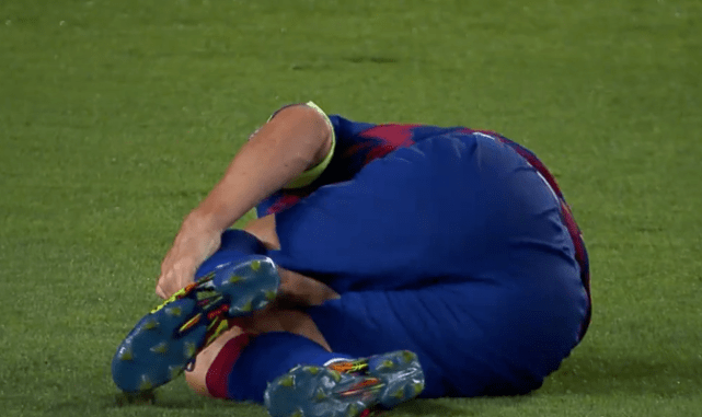 原创梅西太想赢了!被狠踢一脚疼得满地打滚 这一幕更让人揪心