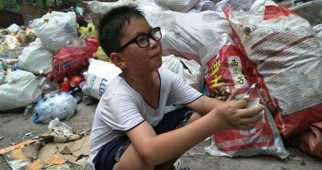 孩子背"麻袋"书包上学,站在队伍外不敢靠近,网友:太心疼了_夕妈