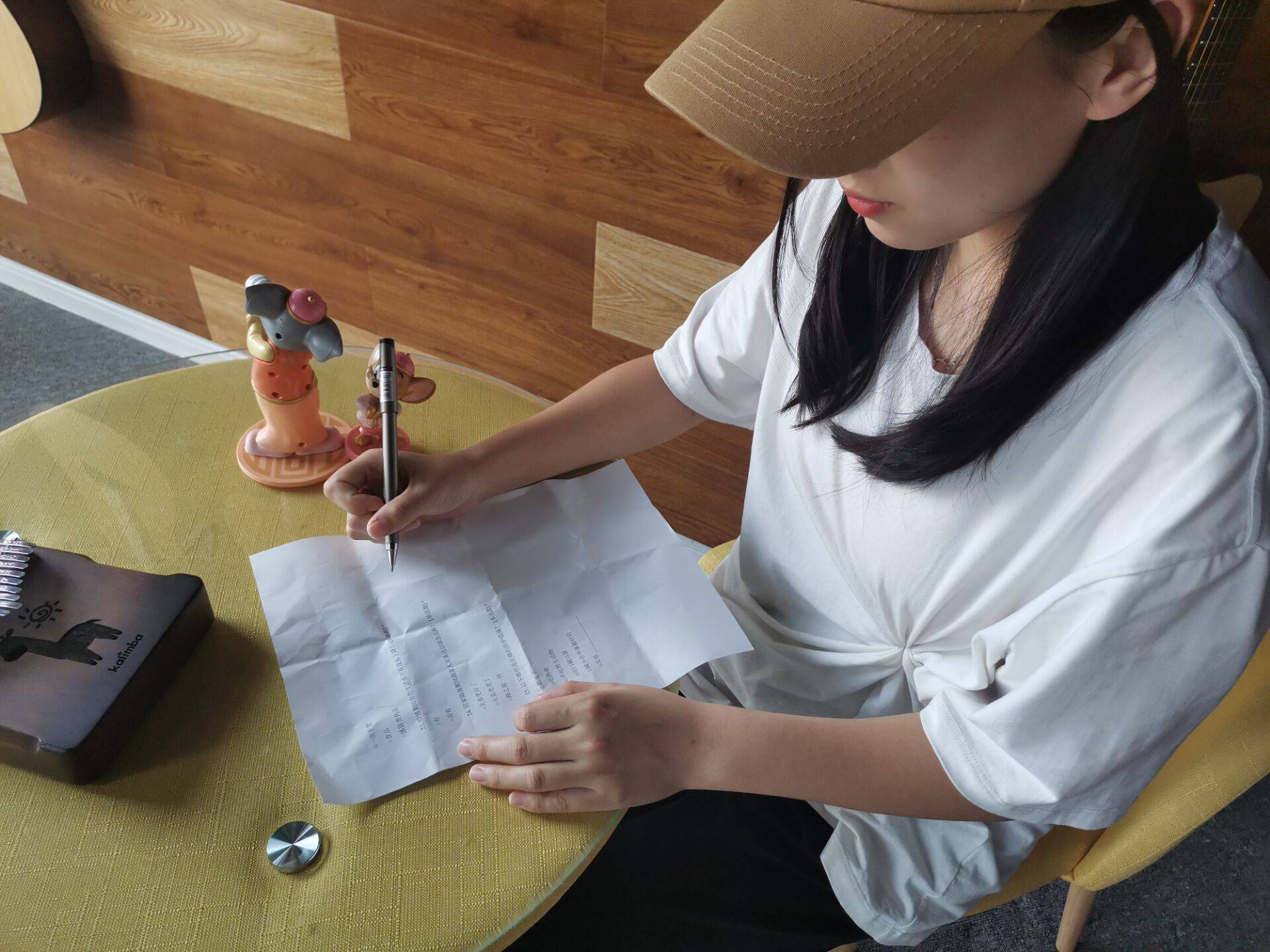 (康虹亮摄 调查小组成员正在为市民解释问卷内容(兰睿和王智漩摄)