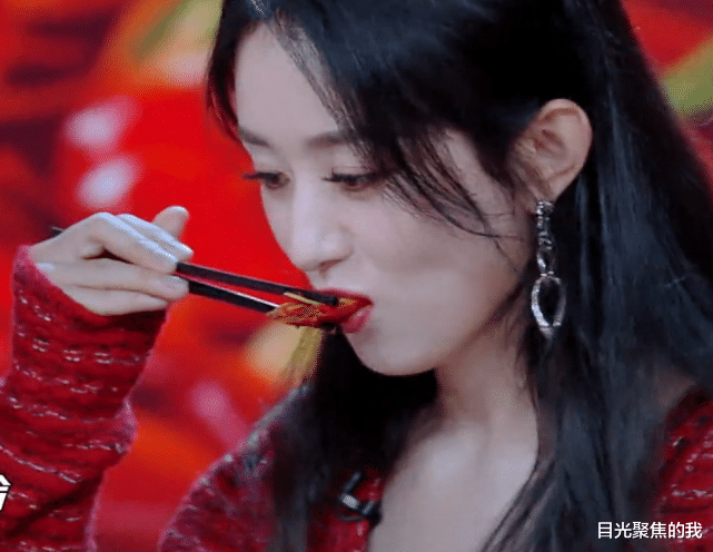 原创赵丽颖吃龙虾被烫到嘴,吐到李浩菲碗里,结果下一秒举动真实了