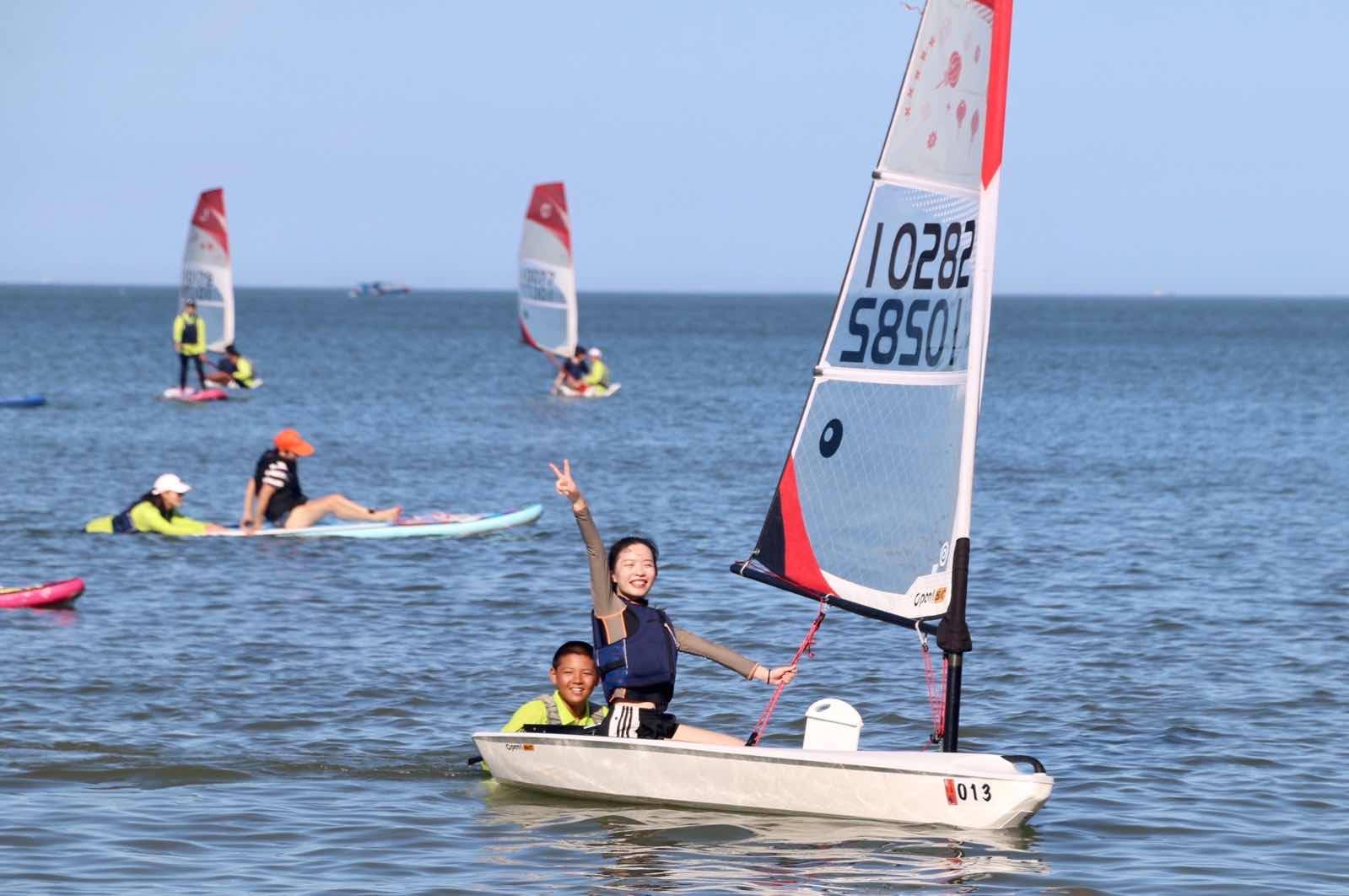 体验水上运动乐趣 150名市民游客参加汕头南澳青澳湾帆船体验活动