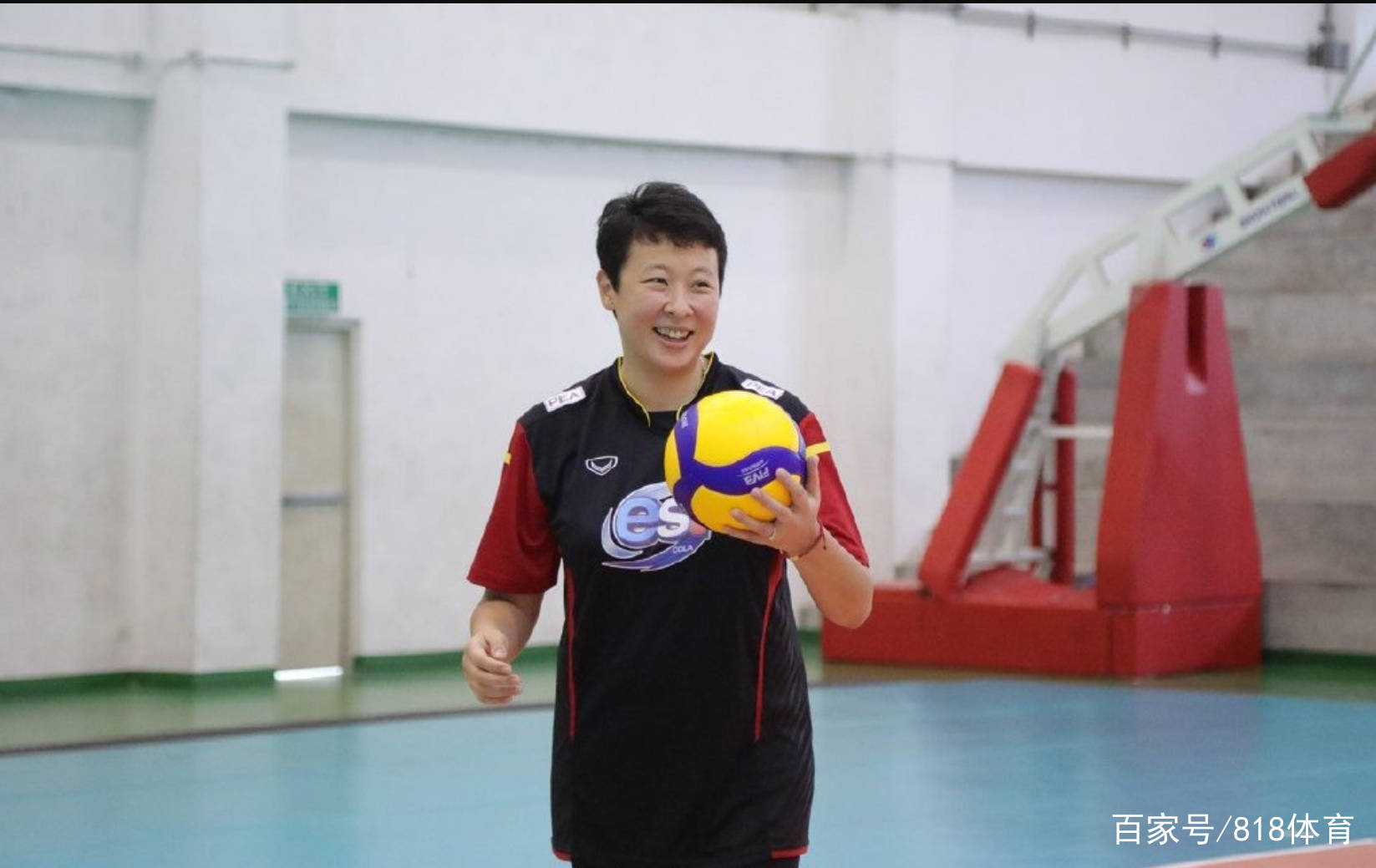 41岁冯坤嫁54岁泰国教练幸福!她任亚排联教练带队,加提蓬妇唱夫随