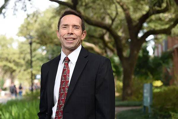 本门课程由美国杜兰大学a.b.弗里曼商学院金融学教授bill reese主讲.