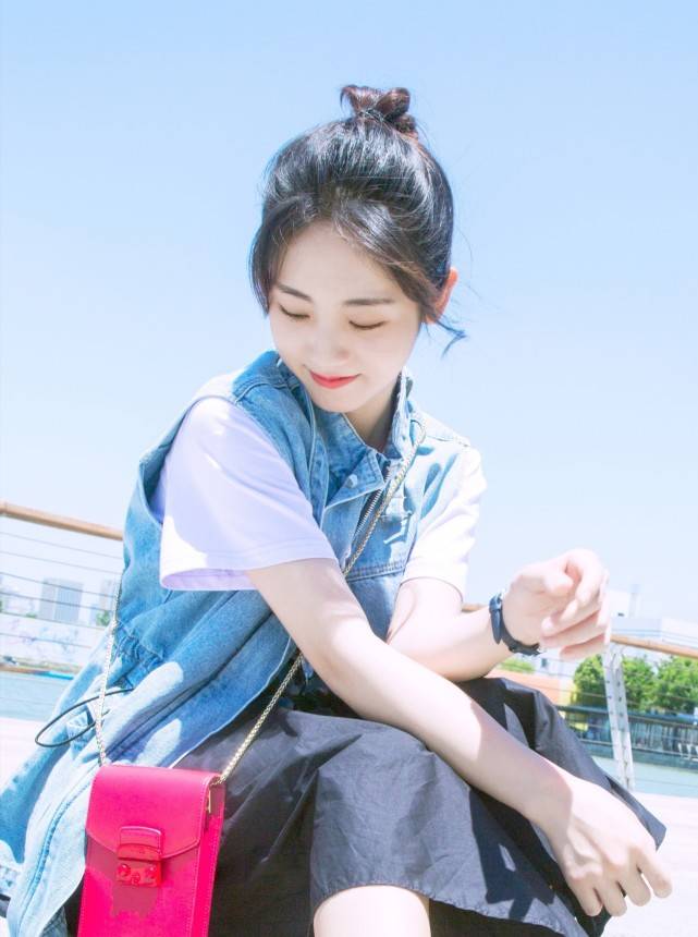 邢菲也太甜了,25岁穿t恤配牛仔装,扎丸子头超像高中生!