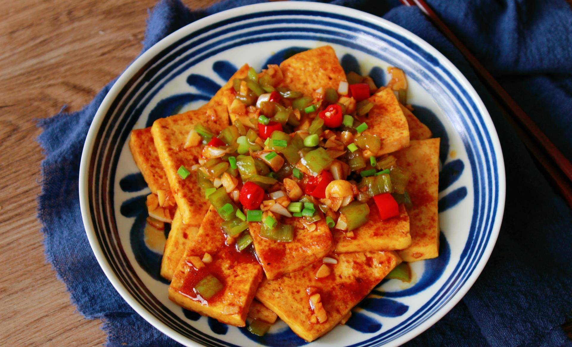 主要食材:豆腐,青椒,小米椒 4.