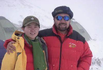 王石女儿：父亲背负抛妻弃女骂名，她与继母田朴珺同龄成亲妈依靠_王江穗