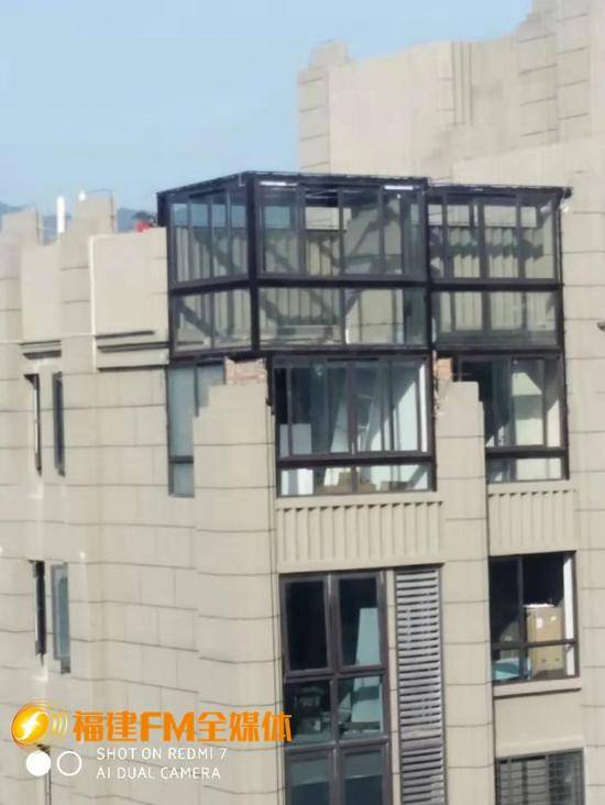 福州一小区楼顶违建多出两层阳光房 业主房产证已被收