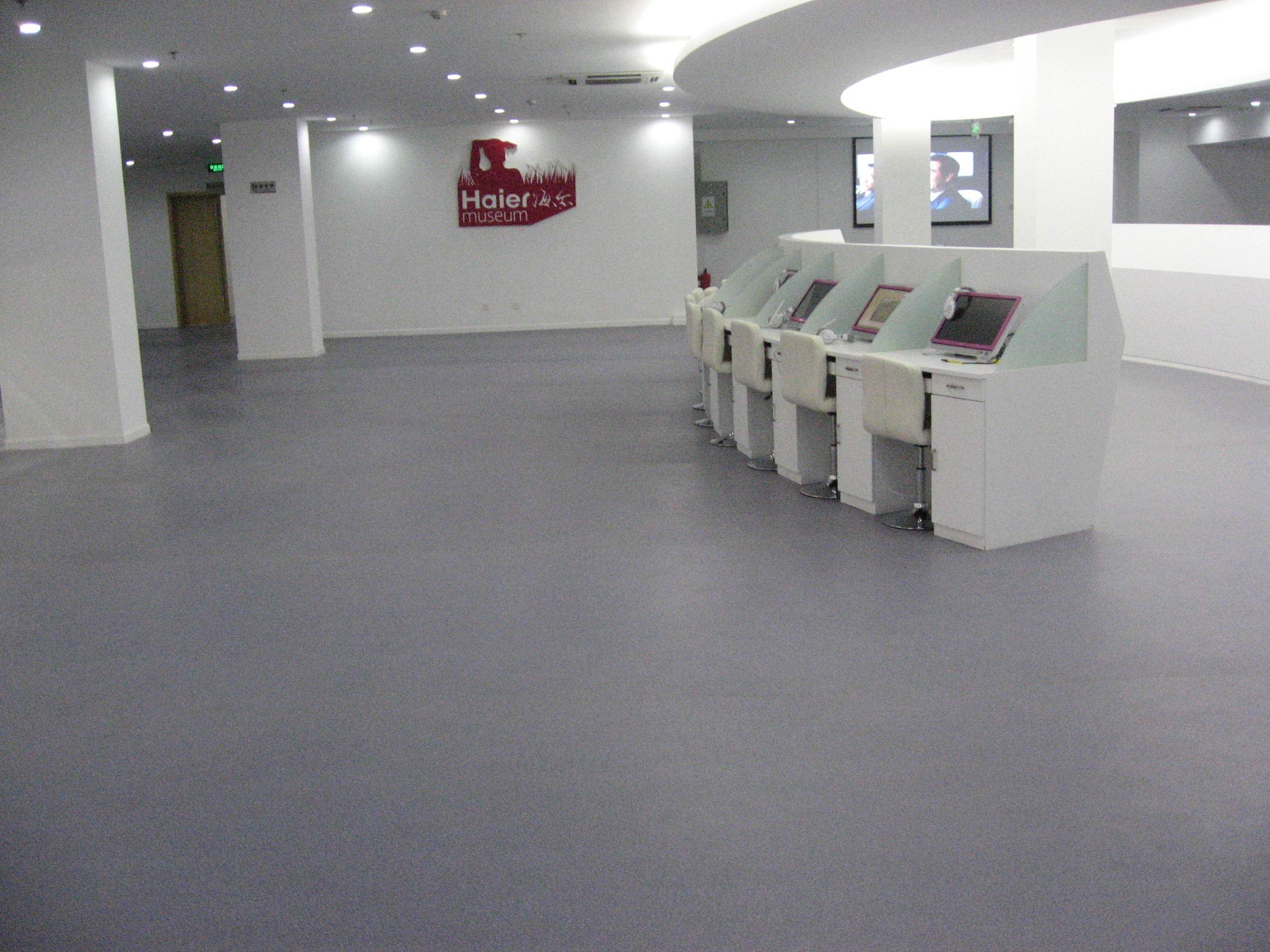 另外,对于人流量众多的展厅,地面材料的耐磨防滑性,降噪吸音性是非常