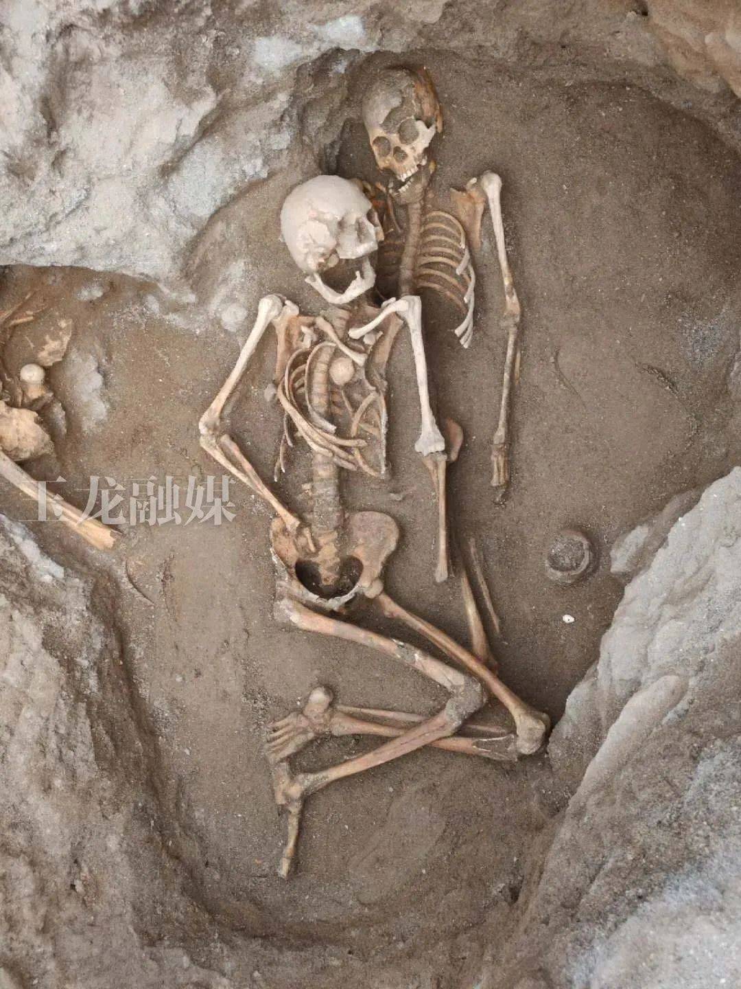 的特点,且每一层有1至2具一次葬遗骸,在其周边放置有多个二次葬遗骨