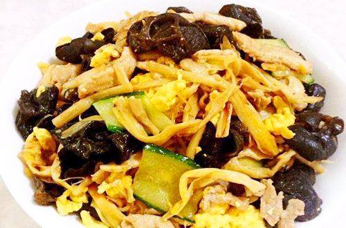 家常木须肉,肉片最好直接入锅煸炒,这样味道和口感才更加合适