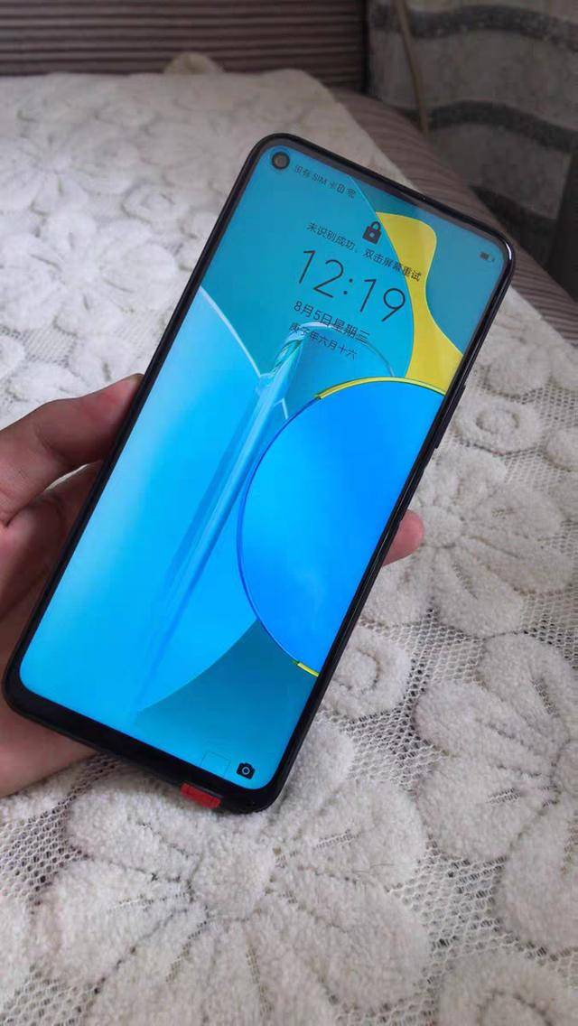 从起初备受争议的刘海屏全面屏,发展到占比更大的水滴屏,美人尖等等