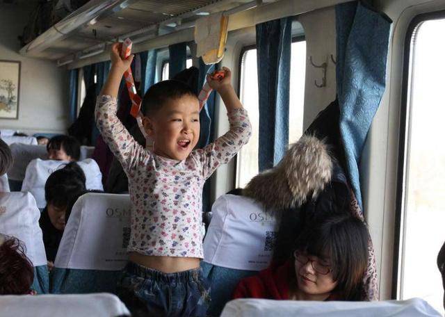 原创3岁男孩火车上喊饿,宝爸超素质行为让乘客夸赞:这才是高级炫富