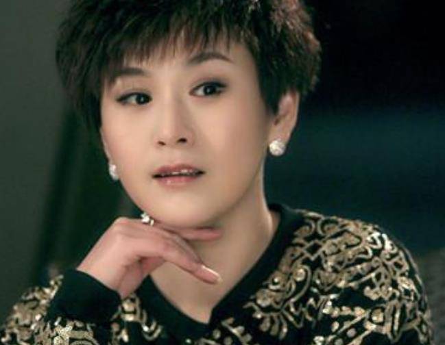 《宝莲灯》的四公主太丑?15年后染黑发穿警服,美到高攀不起!_洛葳