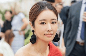 原创林心如晒自拍,发际线令人担忧,露大块头皮,脖子上项链引人注目