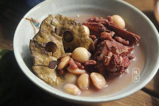 原创莲蓬正当时,别只吃莲子而丢了莲蓬,这样煲汤,女人喝了尤其好