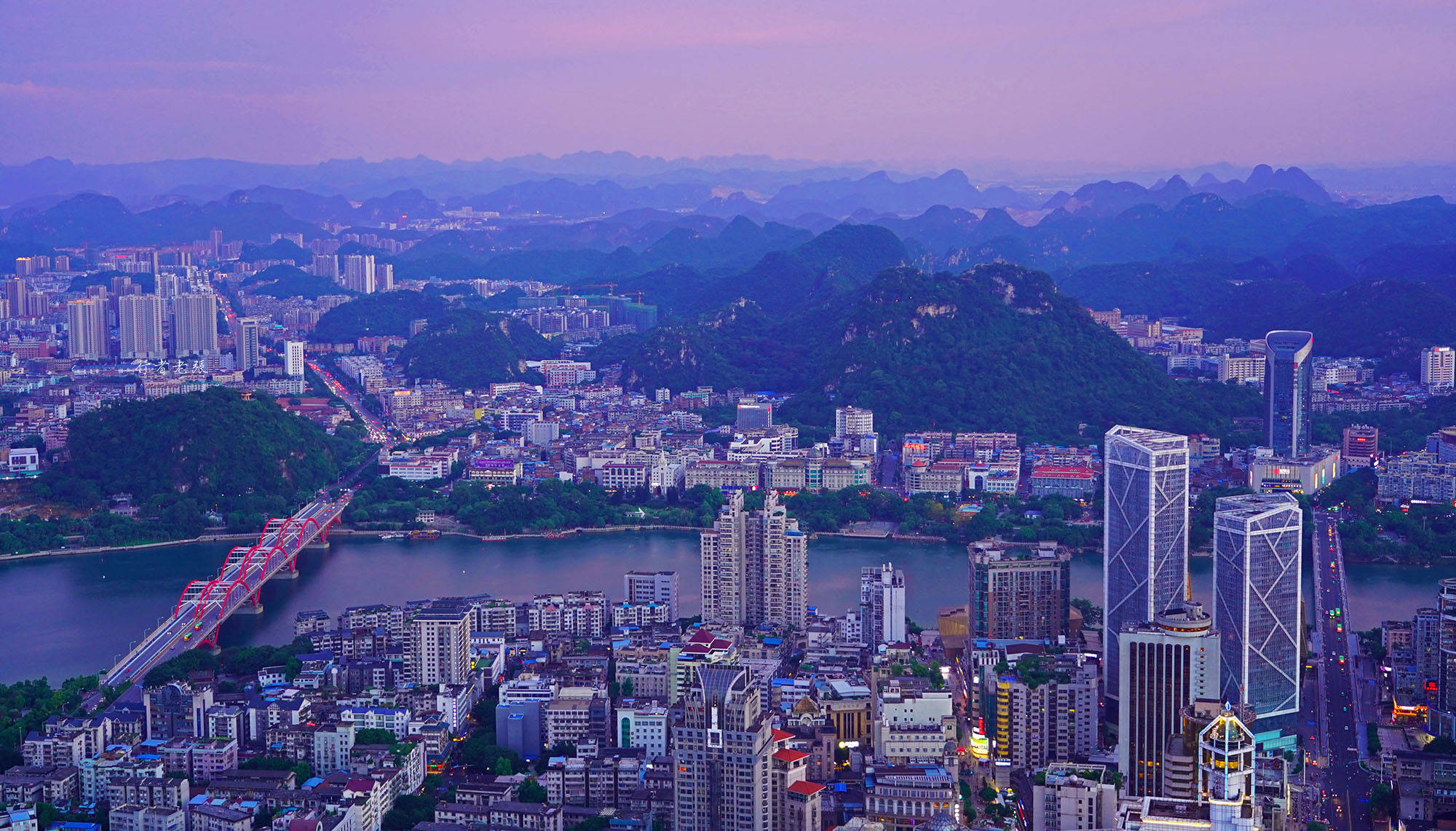 从303米高空看柳州,百里柳江美如画,"天然大盆景"秀色可餐