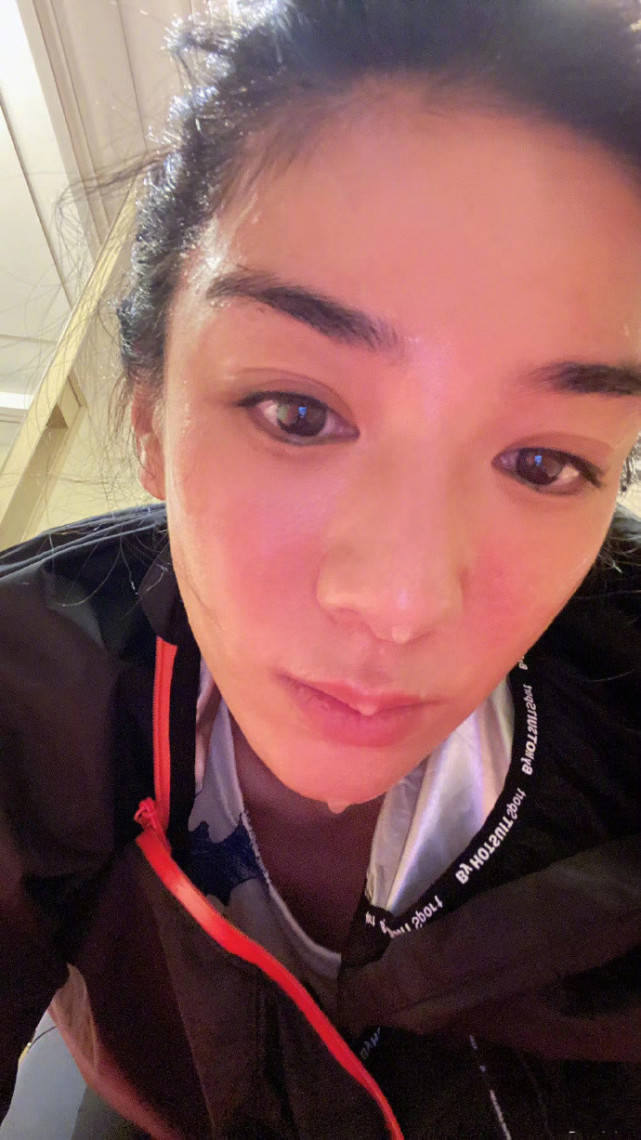 黄奕疯狂健身大汗淋漓,山野拍照秀火辣身材,被赞仙女下凡