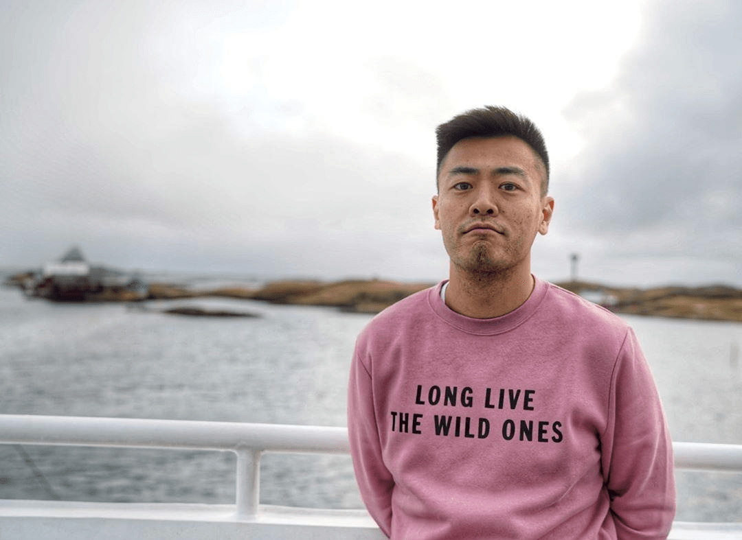 父亲甩手200亿,母亲留下10套豪宅,这个富二代却喜欢坐地铁上班_刘鸣炜