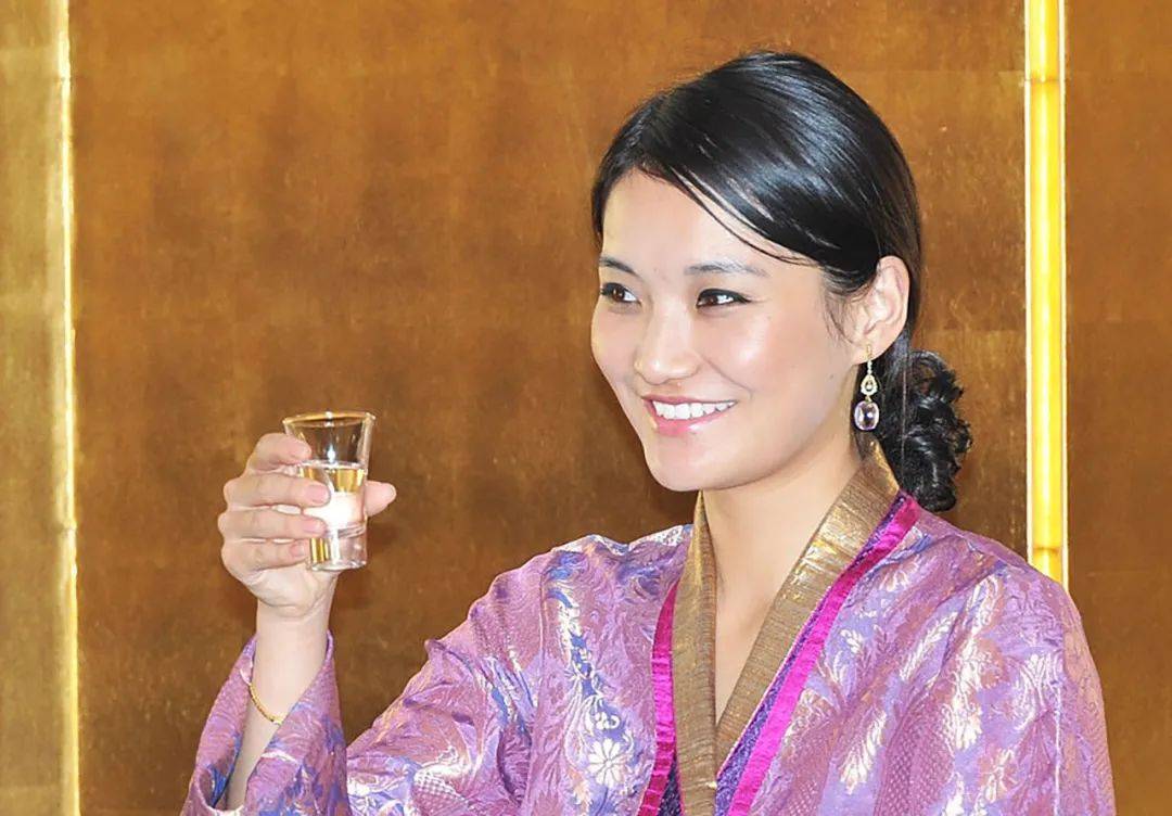 40岁不丹国王人前太会演被问夫妻感情时一把抱住美女王后