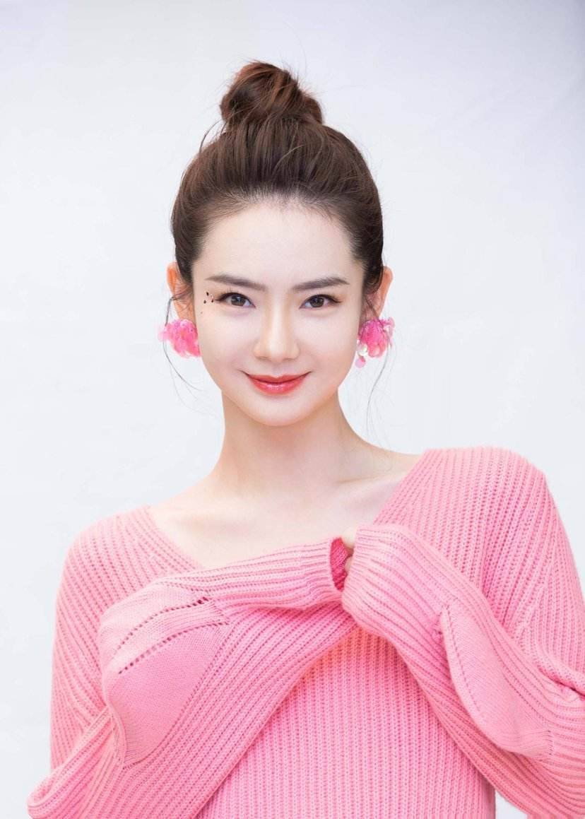 原创戚薇真够霸气,工装连体套装穿出炫酷感,耀眼长腿抢镜