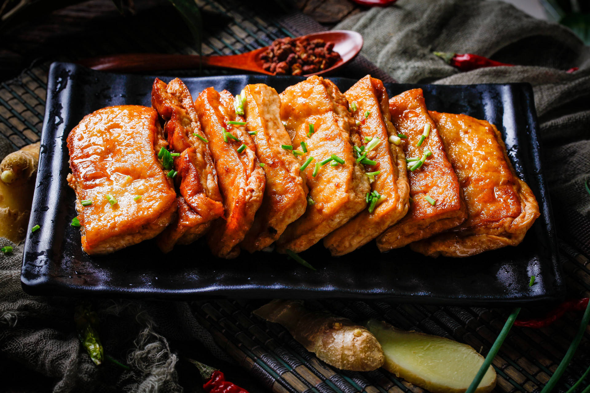 在最新一期《中餐厅4》里赵丽颖制作了一道香辣煎豆腐,这道菜一上桌就