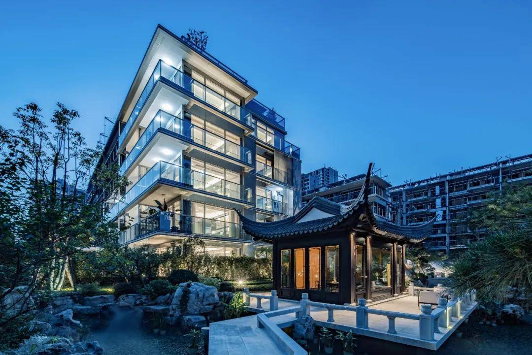 年2月成都绿城·金沙凤起朝鸣正式亮相,大平层和叠拼别墅风格简洁现代