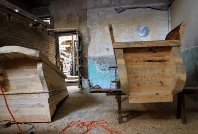 棺材店上联"人无千岁寿",下联让人拍案叫绝,客人不减反增?_手机搜狐网