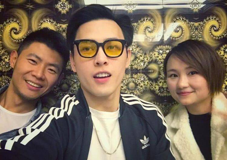 他因相亲节目进入娱乐圈,和买超撞脸被认错,长得帅却总打酱油