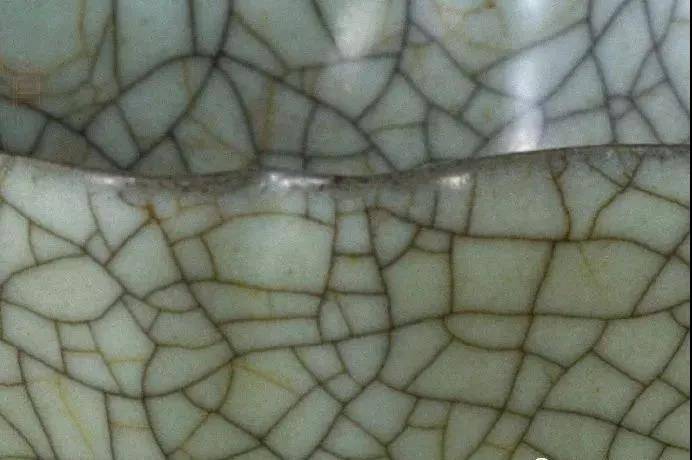 开片又称冰裂纹,按颜色分有鳝血,金丝铁线,浅黄鱼子纹;按形状分有网形