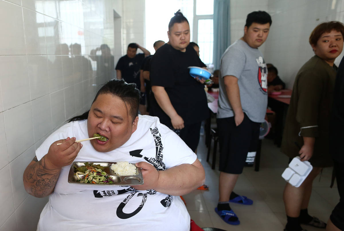 28岁小伙体重540斤,一顿能吃7斤肉,他的妈妈说养不起也得养!