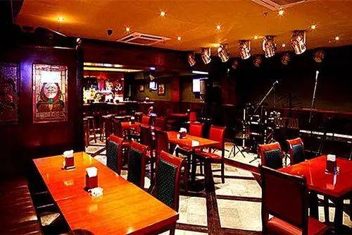 麦考利爱尔兰酒吧这里还提供顶级酒庄红酒和雪茄除了上乘的干邑白兰地