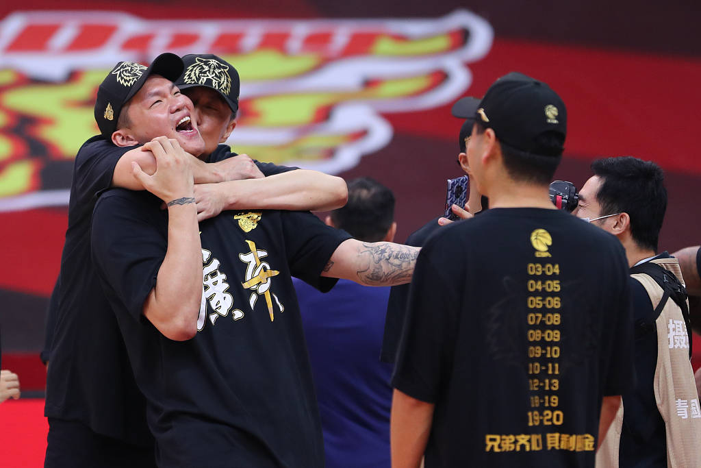 原创广东夺冠现场杜锋笑容灿烂朱芳雨遭亲吻阿联的站姿令人心疼