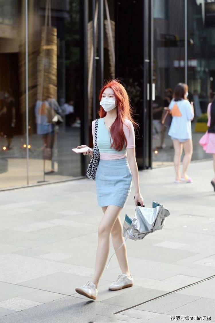 街拍,搭配一双水晶高跟凉拖鞋,显得清爽又洋气