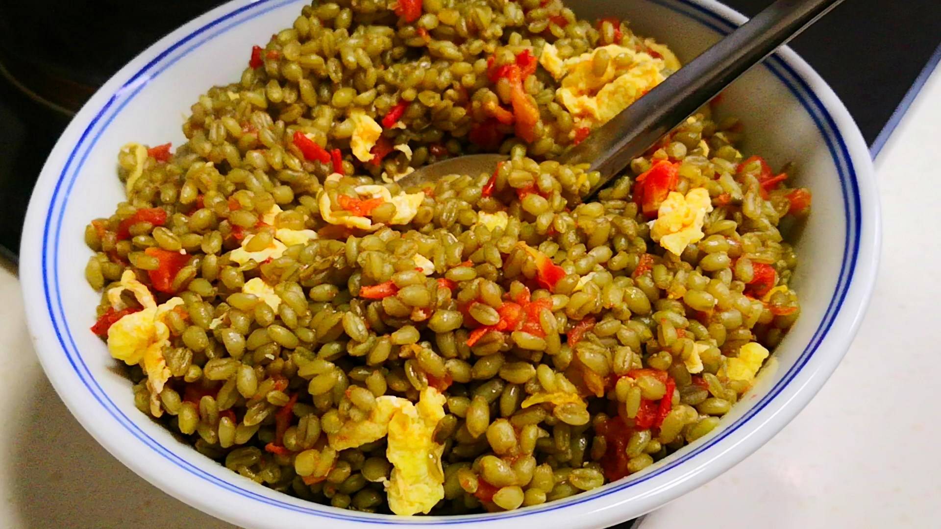 青麦仁富含叶绿素,但是含淀粉和糖分却较低,而且几乎保留了青麦中全部