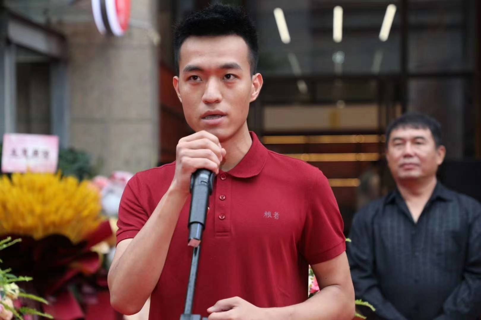 会上,西安粮者酒业有限公司董事长郑家兴首先致辞