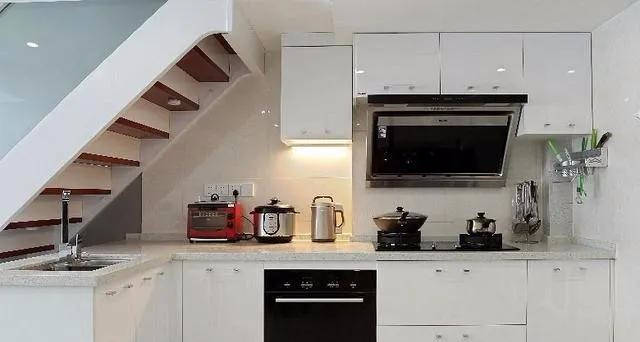 我把楼梯下面区域改成厨房邻居看了回家立马照做