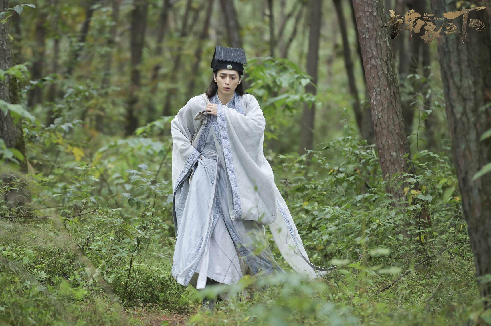 的古装剧《锦衣之下》,他饰演的蓝道行这一角色让很多观众喜爱不已,紧