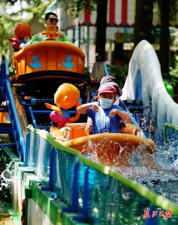 武汉东湖磨山欢乐丛林游乐园人满为患市民错峰嗨皮