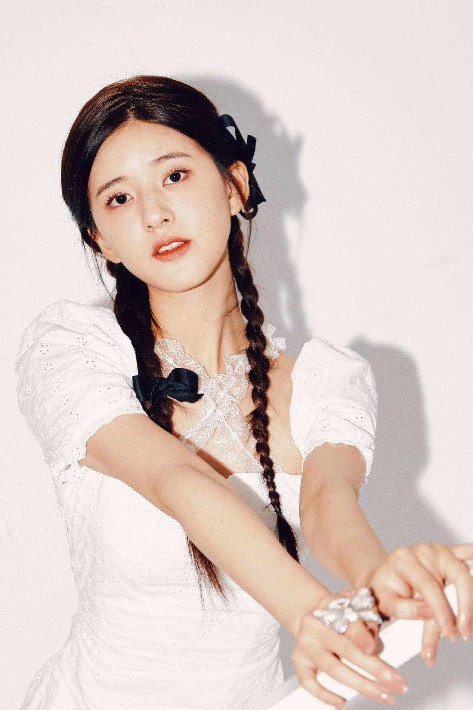 赵露思双麻花辫造型曝光气质甜美好似邻家妹妹