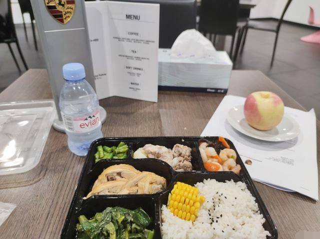 随后车主小哥晒出了他的提车午餐,坐在保时捷中心的桌子上,没有几百万